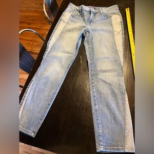NYDJ legging Jeans 10 two tone light blue denim. Tapered ankle.